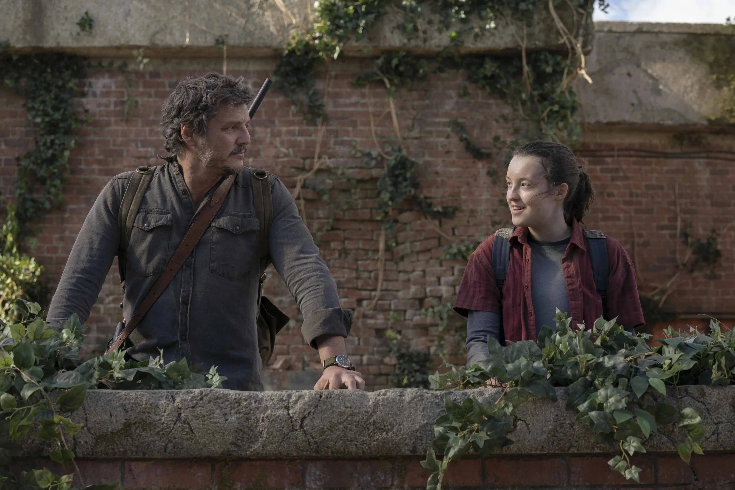Pedro Pascal and Bella Ramsey in The Last of Us
