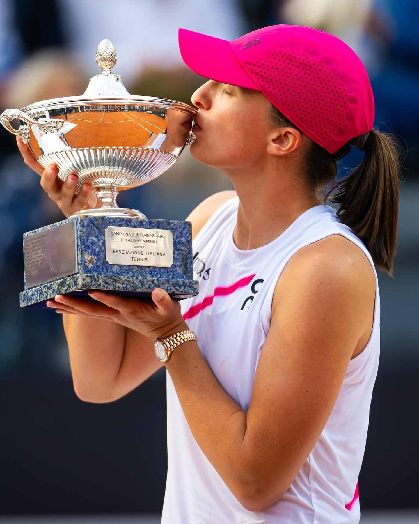 Iga Swiatek kissing Italian Open 2024 trophy