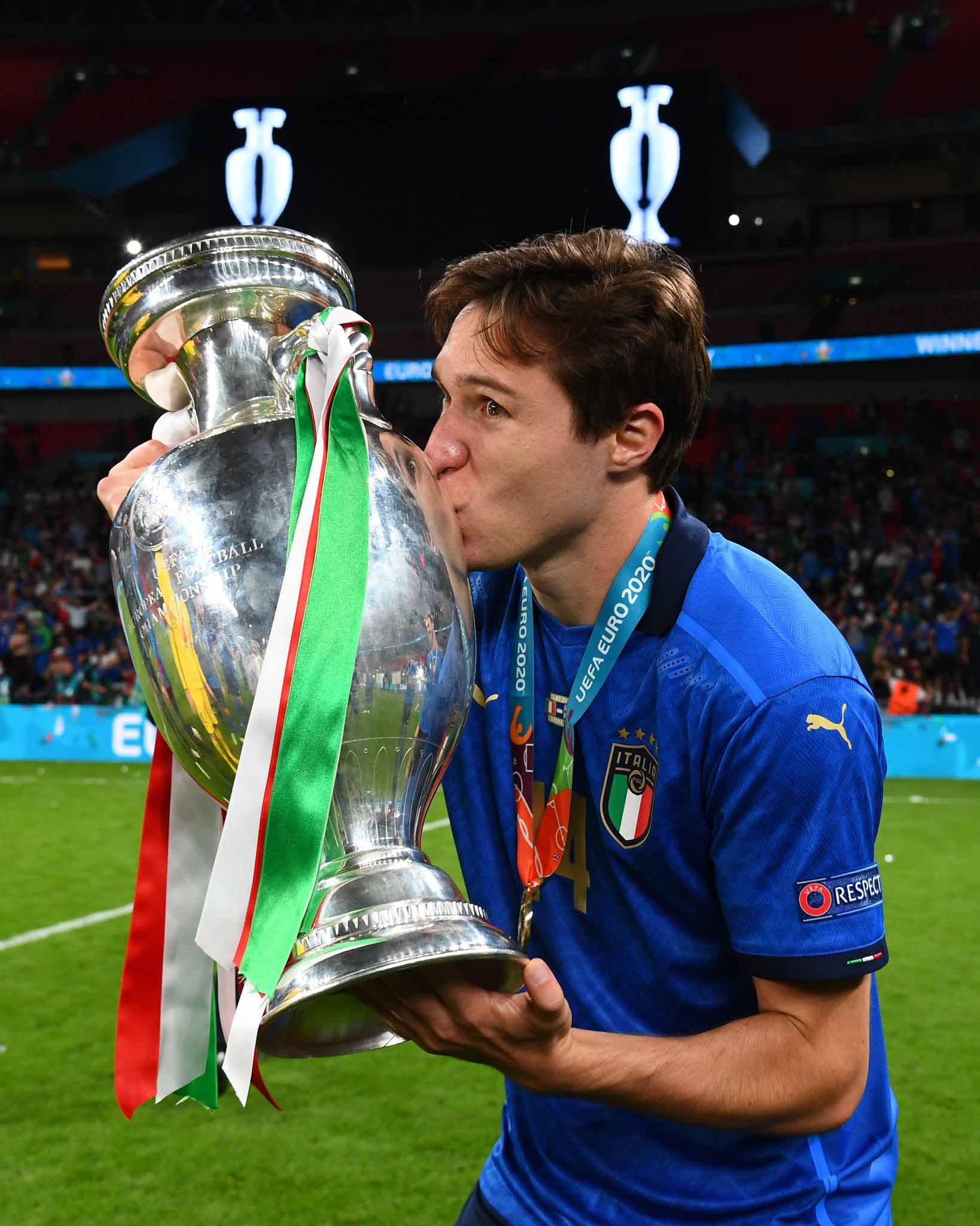 Federico Chiesa with Euro 2020 trophy